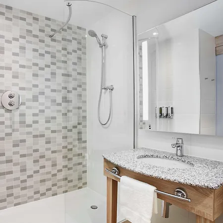 Hotell Hampton By Hilton 3*