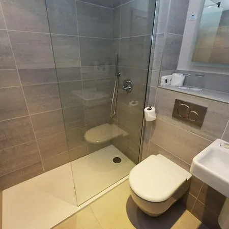 Hotel Glynhill & Near Airport 4*