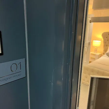 Designer House - Of / 'hillhead' West End G12 - Luxurious & Contemporary Detached House / Terrace / Garden / 'electric Car Charging' Garage Parking *