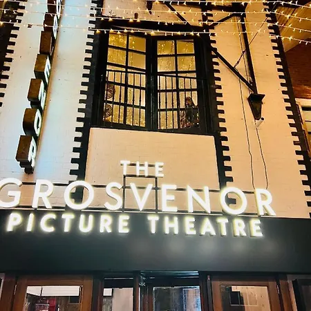 Villa Designer House - Of / 'hillhead' West End G12 - Luxurious & Contemporary Detached House / Terrace / Garden / 'electric Car Charging' Garage Parking