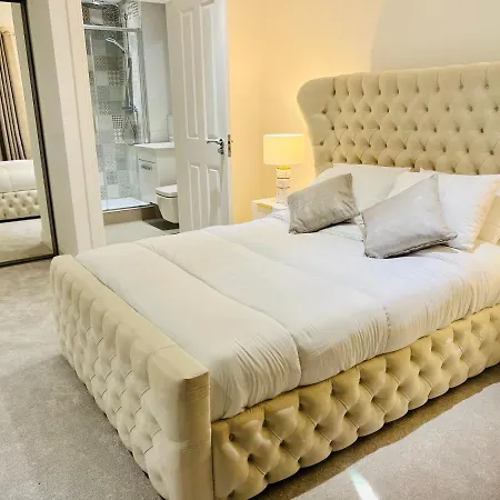 Designer House - Of / 'hillhead' West End G12 - Luxurious & Contemporary Detached House / Terrace / Garden / 'electric Car Charging' Garage Parking