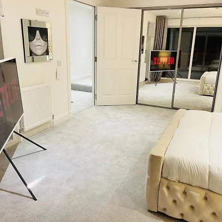 Designer House - Of / 'hillhead' West End G12 - Luxurious & Contemporary Detached House / Terrace / Garden / 'electric Car Charging' Garage Parking Villa