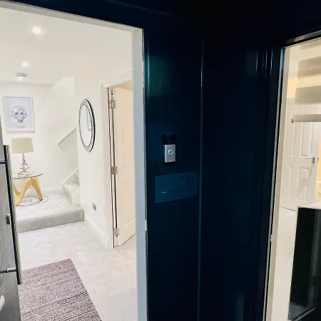 Villa Designer House - Of / 'hillhead' West End G12 - Luxurious & Contemporary Detached House / Terrace / Garden / 'electric Car Charging' Garage Parking Glasgow