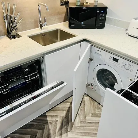 Designer House - Of / 'hillhead' West End G12 - Luxurious & Contemporary Detached House / Terrace / Garden / 'electric Car Charging' Garage Parking