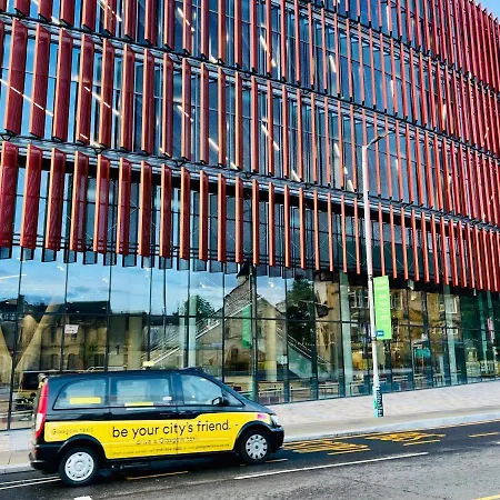 Designer House - Of / 'hillhead' West End G12 - Luxurious & Contemporary Detached House / Terrace / Garden / 'electric Car Charging' Garage Parking