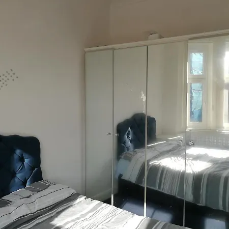 Guest House Private Room In Glasgow Hathaway Lane Westend *