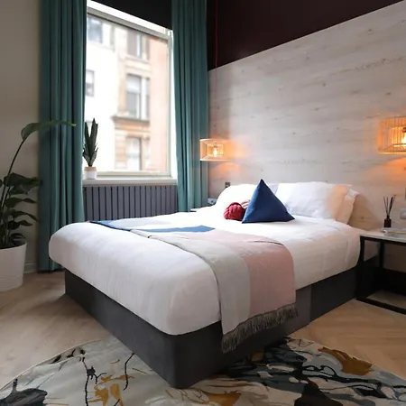 Revolver Otel Glasgow