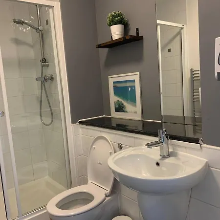Apartment Modern 2 Bedroom Flat With Free Parking In Cambuslang, *