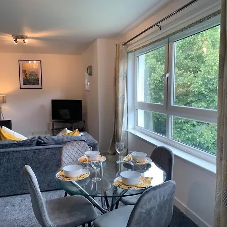 Modern 2 Bedroom Flat With Free Parking In Cambuslang, *