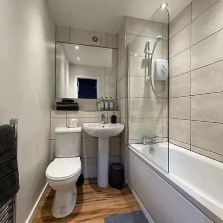 2 Bedroom Flat In West End Apartment