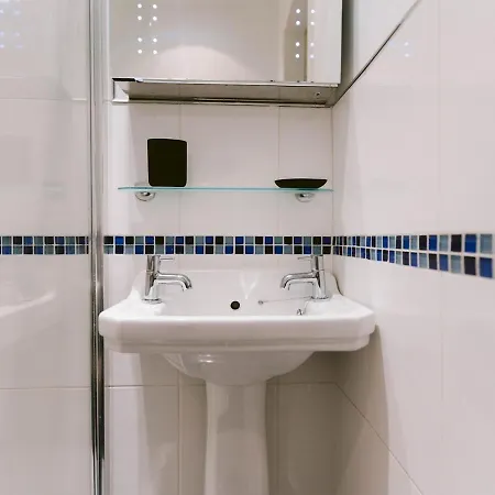 Pass The Keys 2 Bed In West End