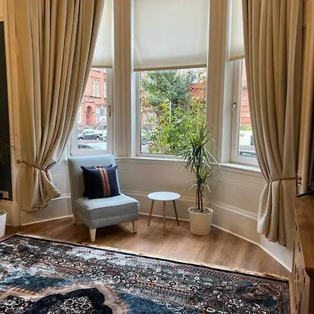 Victorian 3 Bedroom Main Door Flat, King Size Beds , Large * غلاسغو
