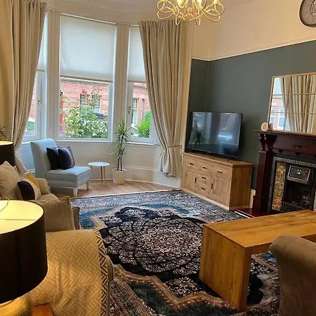 Victorian 3 Bedroom Main Door Flat, King Size Beds , Large Apartment Glasgow