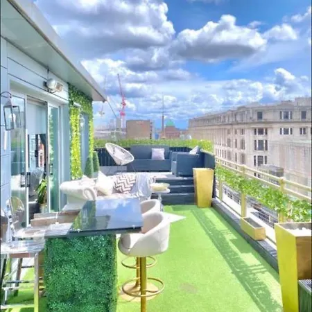 Two Bedroom Penthouse Appartamento *