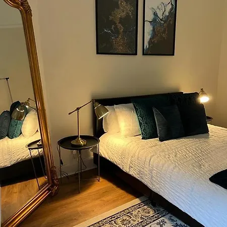 شقة Victorian 3 Bedroom Main Door Flat, King Size Beds , Large *
