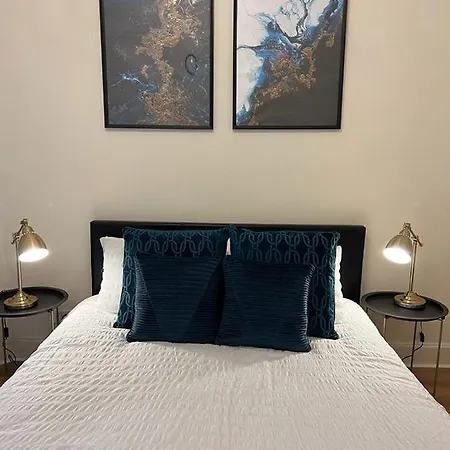Apartment Victorian 3 Bedroom Main Door Flat, King Size Beds , Large