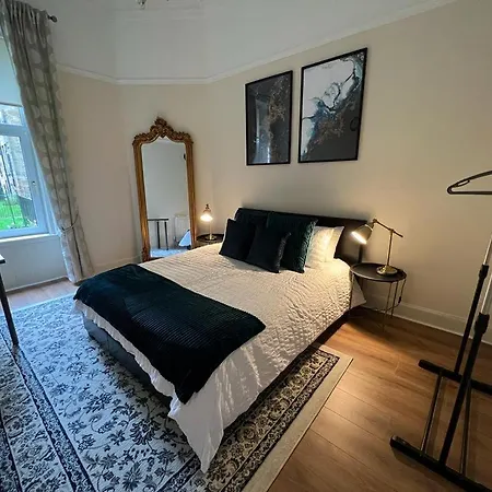 Victorian 3 Bedroom Main Door Flat, King Size Beds , Large Glasgow