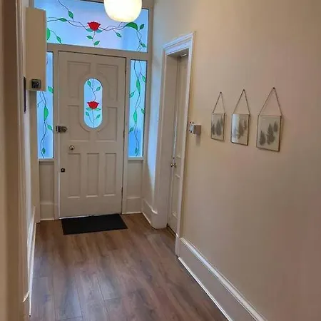 Victorian 3 Bedroom Main Door Flat, King Size Beds , Large Apartment *