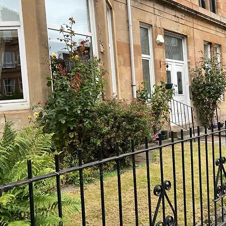 Victorian 3 Bedroom Main Door Flat, King Size Beds , Large *