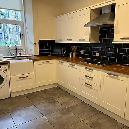 Victorian 3 Bedroom Main Door Flat, King Size Beds , Large Apartment *