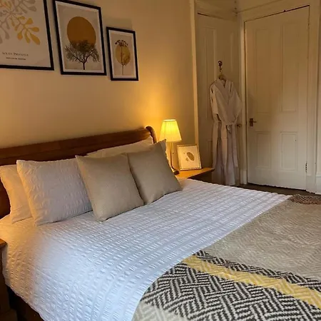 Victorian 3 Bedroom Main Door Flat, King Size Beds , Large Apartment Glasgow