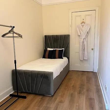 Victorian 3 Bedroom Main Door Flat, King Size Beds , Large Apartment *