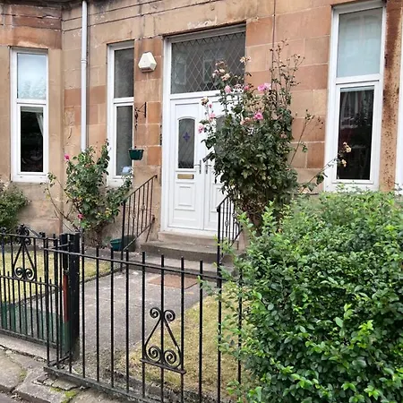 Victorian 3 Bedroom Main Door Flat, King Size Beds , Large Apartment Glasgow