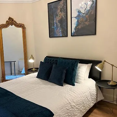 Apartment Victorian 3 Bedroom Main Door Flat, King Size Beds , Large *