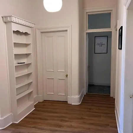 Victorian 3 Bedroom Main Door Flat, King Size Beds , Large Apartment Glasgow