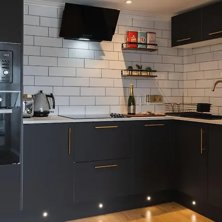 The West End Loft - 5* Retreat - Private Parking! *