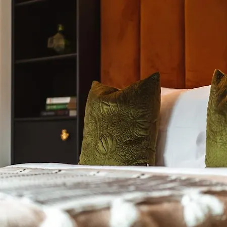 The West End Loft - 5* Retreat - Private Parking! דירה