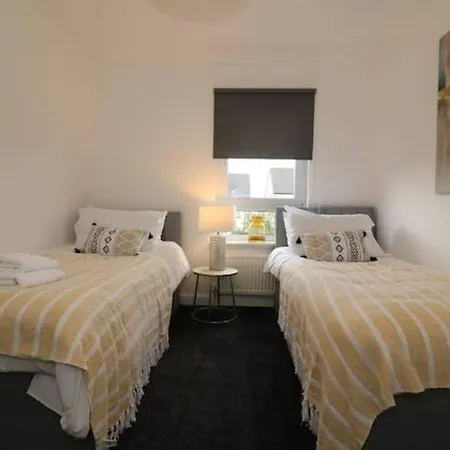 Large 5 Bedroom Townhouse Close To Center *