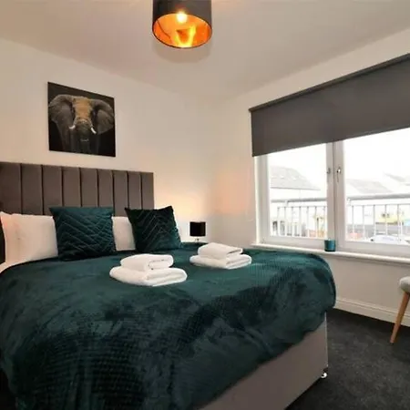 Large 5 Bedroom Townhouse Close To Center *