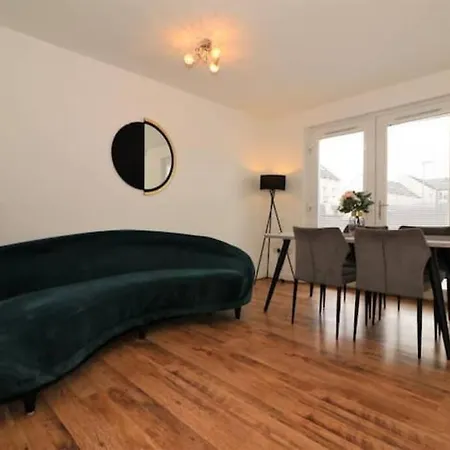 Apartment Large 5 Bedroom Townhouse Close To Center *