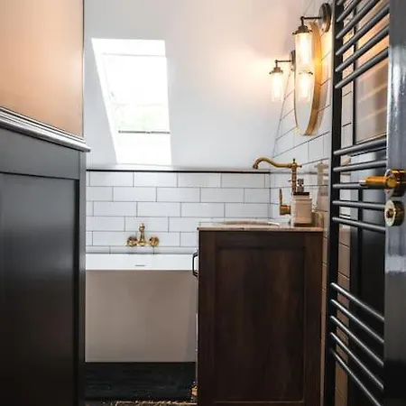 The West End Loft - 5* Retreat - Private Parking! *