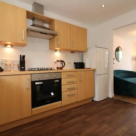 Large 5 Bedroom Townhouse Close To Center *