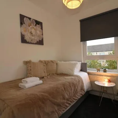 Large 5 Bedroom Townhouse Close To Center Hotel