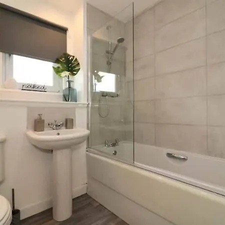 Large 5 Bedroom Townhouse Close To Center Apartment
