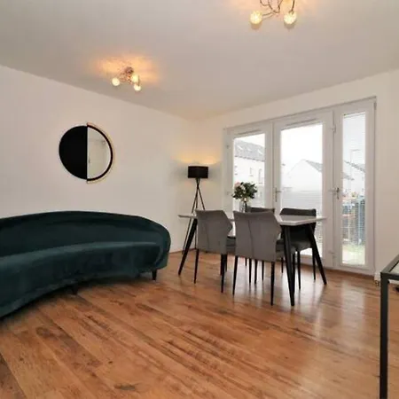 Large 5 Bedroom Townhouse Close To Center