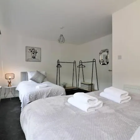 Apartment Large 5 Bedroom Townhouse Close To Center *