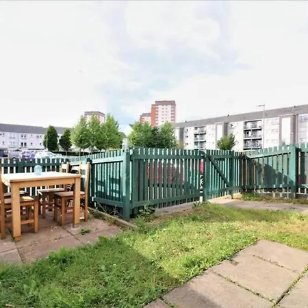 Large 5 Bedroom Townhouse Close To Center