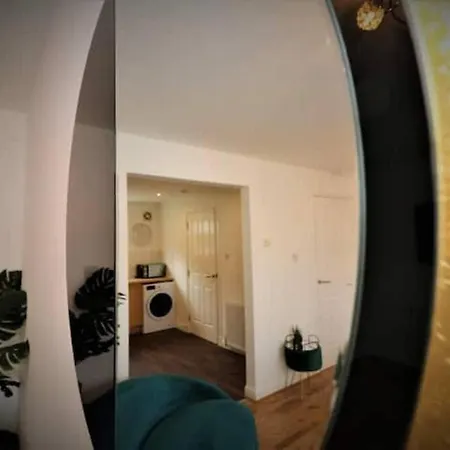 Large 5 Bedroom Townhouse Close To Center Glasgow