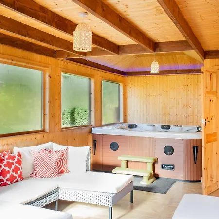 Stunning 4-bedroom With Hot Tub & Sauna Near Loch Lomond Villa Glasgow