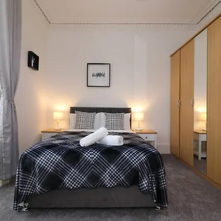 10 Bedrooms Pool Table Garden Piano Apartment Glasgow