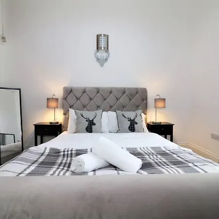 10 Bedrooms Pool Table Garden Piano Apartment *