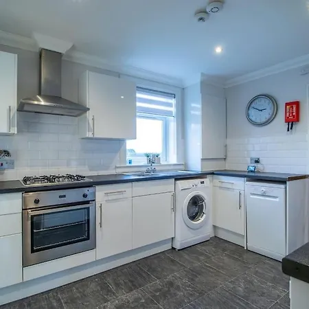 The Brigg - Spacious 3 Bed With Driveway In Coatbridge