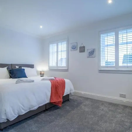 The Brigg - Spacious 3 Bed With Driveway In