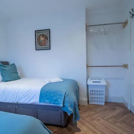 The Brigg - Spacious 3 Bed With Driveway In