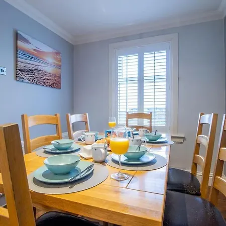The Brigg - Spacious 3 Bed With Driveway In *