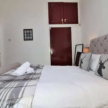 10 Bedrooms Pool Table Garden Piano Apartment Glasgow